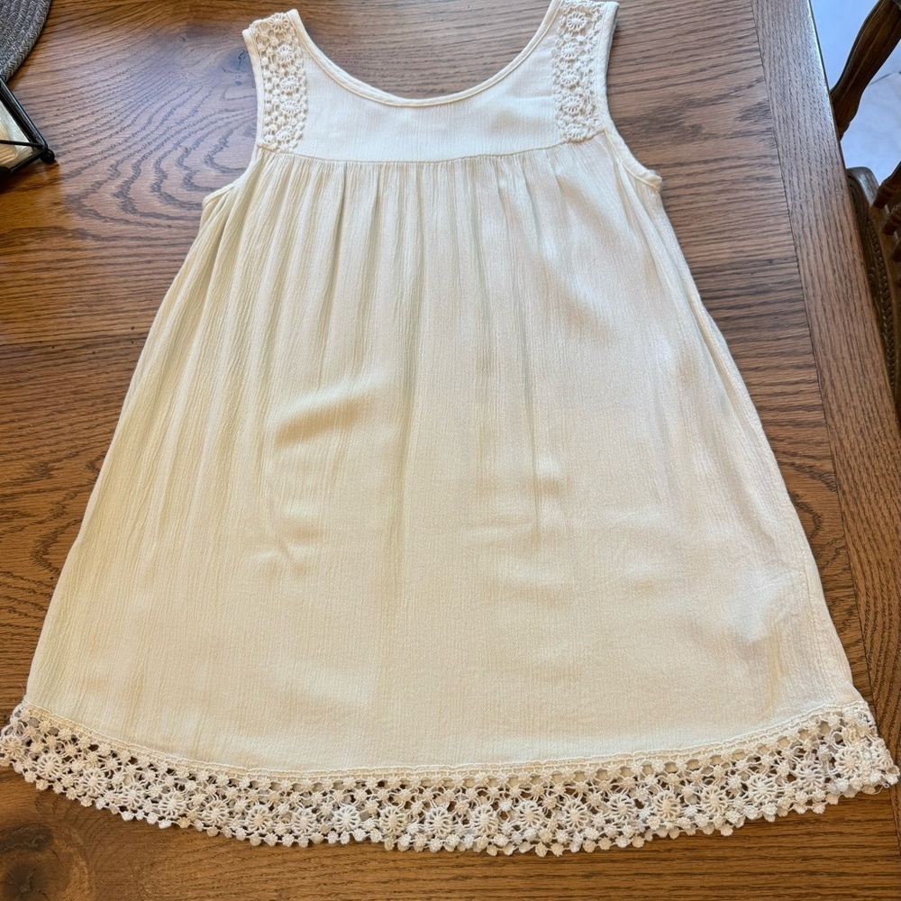 Cream Sleeveless Beautiful beige lace trim on this MOSSIMO top Small